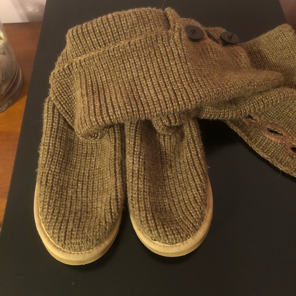 🔥🔥CLEARANCE SALE!!Uggs tall 3 button boot for women